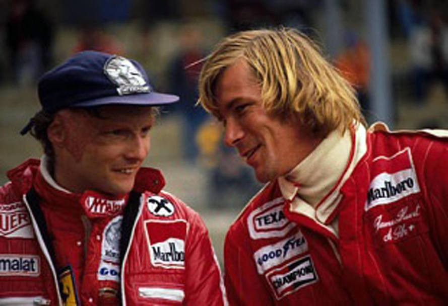 24 ottobre 1976: si assegna il Mondiale di F1 in Giappone. Lauda (sinistra) su Ferrari ha 3 punti di vantaggio sul britannico Hunt (McLaren). Ma sotto il diluvio l’austriaco (che quell’anno aveva gi rischiato la vita) si ritira. Hunt conquista il 3 posto che gli da l’unico titolo della carriera 